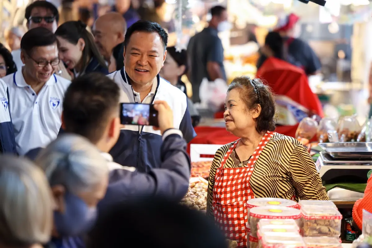 'อนุทิน'ควง'สีหศักดิ์-เอกนิติ-ศุภจี'ลุยตลาด อ.ต.ก. แม่ค้าตะโกนรอ'คนละครึ่งพลัส'