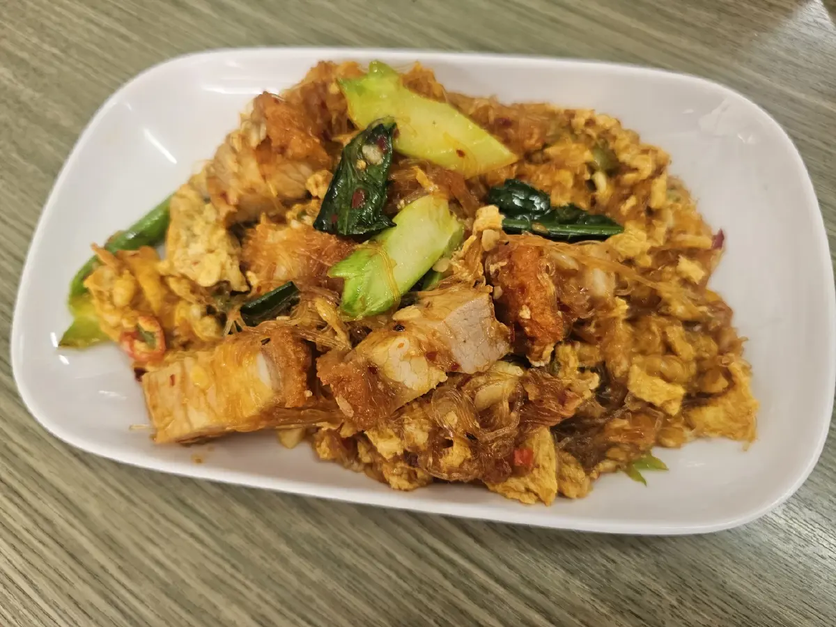 ‘เส้นหมี่ผัดกระเฉดกุ้ง’ ที่ ‘ร้านที.สพูน’ ซอยจุฬาฯ 50 รสชาติถูกใจ