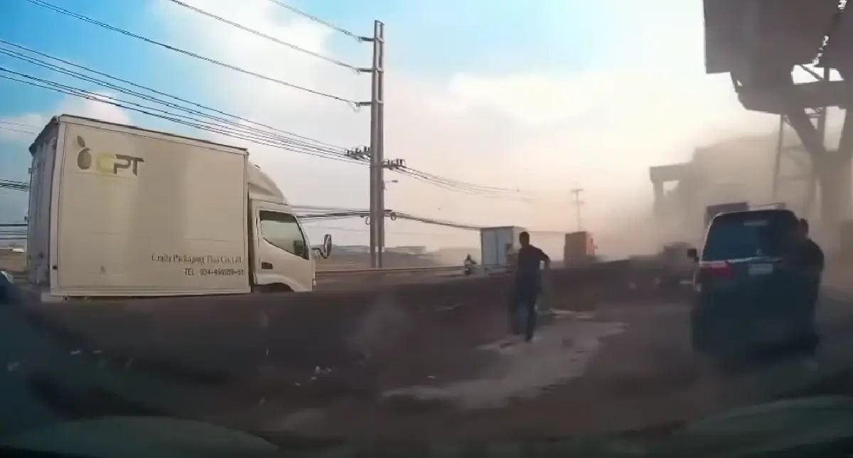 เปิดคลิป เสี่ยงเป็นเสี่ยงตาย เครนถล่มถนนพระราม 2 รอดตายหวุดหวิด