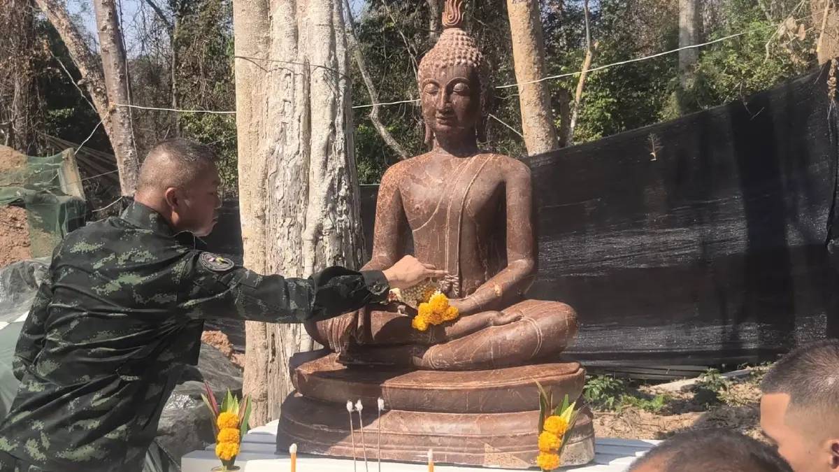 'แม่ทัพกุ้ง' สักการะสิ่งศักดิ์สิทธิ์ 3 ปราสาท 'พระประธาน' รอดคมกระสุน-ระเบิด