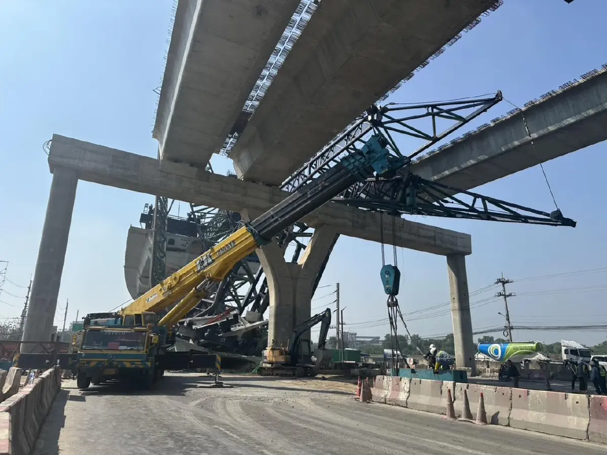 สั่งหยุด M82! เหล็กหล่นทับรถพระราม 2 ปิดจราจร เร่งกู้ซากโครงสร้าง