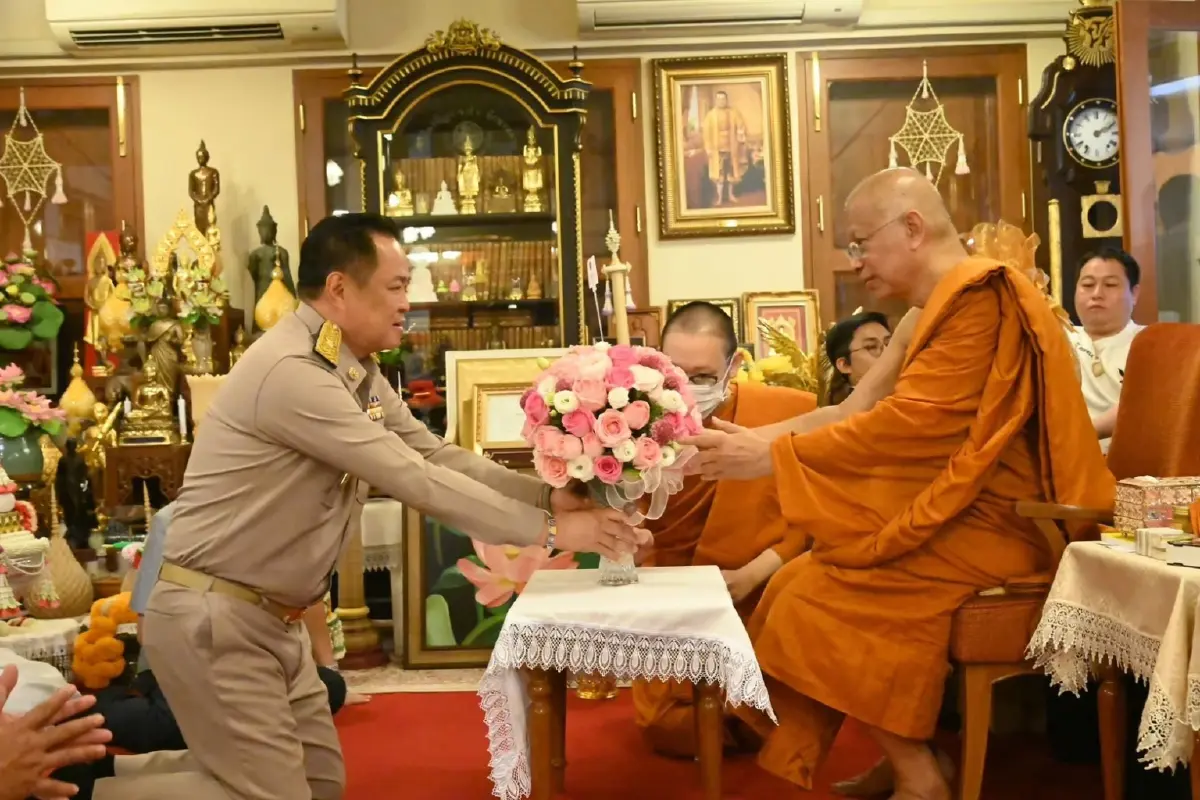 'อนุทิน' นำพุทธศาสนิกชนบำเพ็ญกุศลเจริญอายุ 76 ปี 'สมเด็จพระมหาวีรวงศ์'