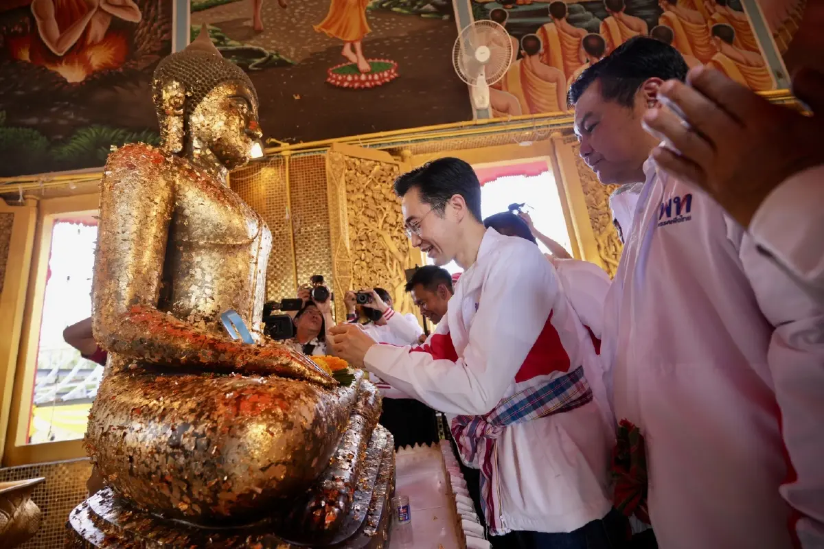 ‘ยศชนัน’ ควง ‘ใหม่ ไอน้ำ’ ขึ้นรถแห่ถิ่น ‘โสภณ’ เมินพื้นที่น้ำเงิน