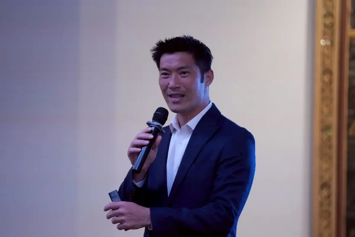 'ธนาธร' ชี้เศรษฐกิจไทย 'ต้มยำกบ' ซึมยาว ย้ำ 'รัฐบาลส้ม' ยิงตรงจุด