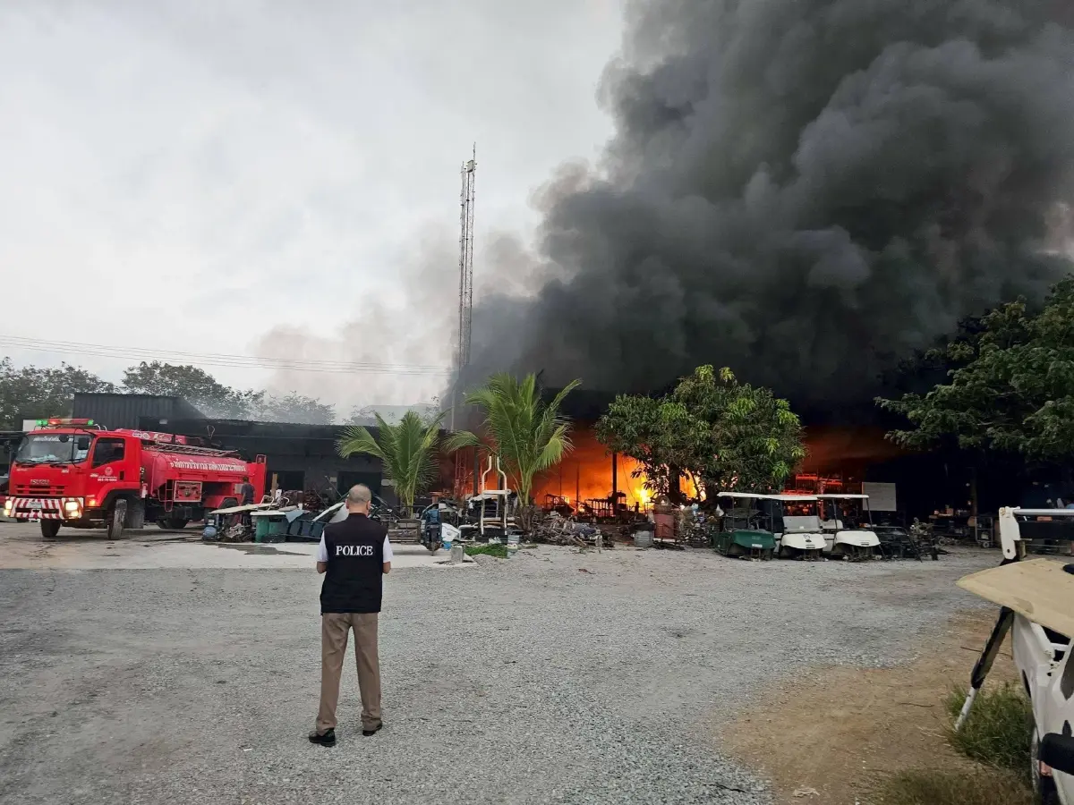 ด่วน! ระเบิดสนั่นนครปฐม ไฟไหม้ใหญ่ ใกล้ปั๊ม แบตโซล่าเซลล์บึ้ม