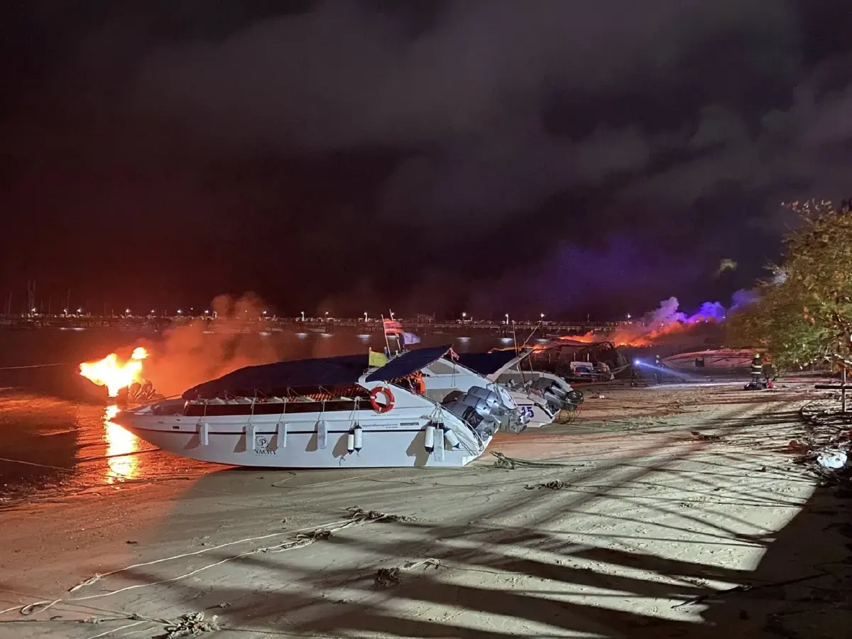 ด่วน เพลิงเผาวินาศอ่าวฉลอง ไฟไหม้เรือสปีดโบ๊ท 10 ลำ คุมเพลิงไม่ได้