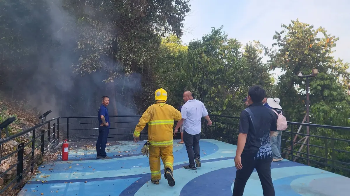 ระทึก! ไฟไหม้ป่าหญ้าหวิดลามป้าย pattaya city​ จนท.เร่ง​ควบคุมสถานการณ์