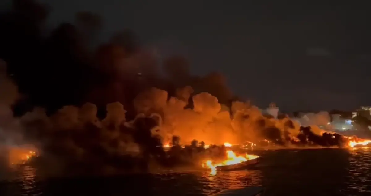 ด่วน เพลิงเผาวินาศอ่าวฉลอง ไฟไหม้เรือสปีดโบ๊ท 10 ลำ คุมเพลิงไม่ได้