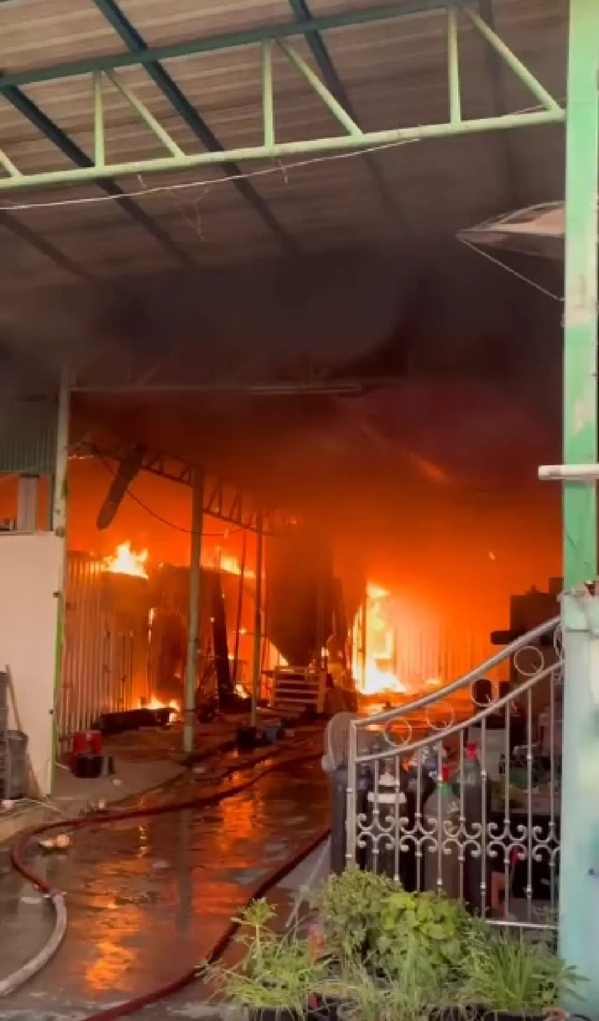 ด่วน! ไฟไหม้โรงงาน ย่านบางขุนเทียน ควันดำพวยพุ่ง เร่งฉีดน้ำสกัด