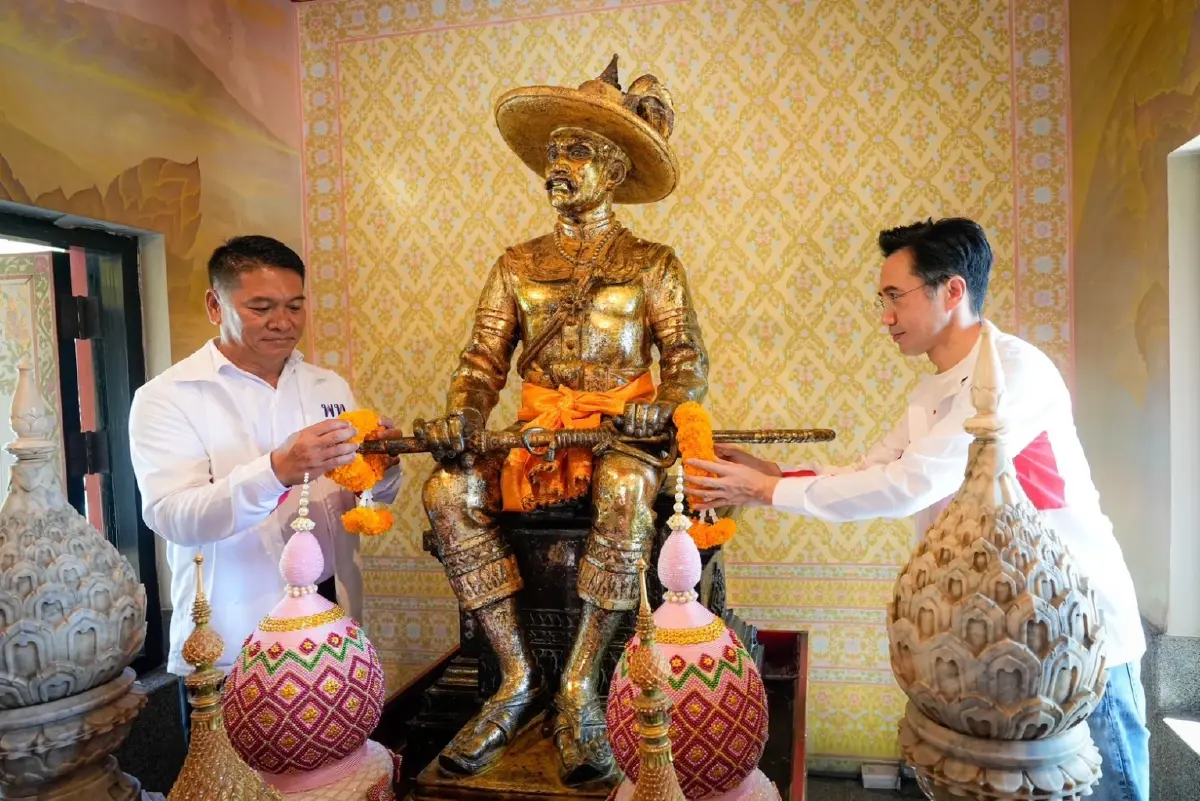 ‘ยศชนัน’ สักการะ 3 กษัตริย์ ถวายว่าวจุฬาพ่อขุนราม หวังชัยชนะ