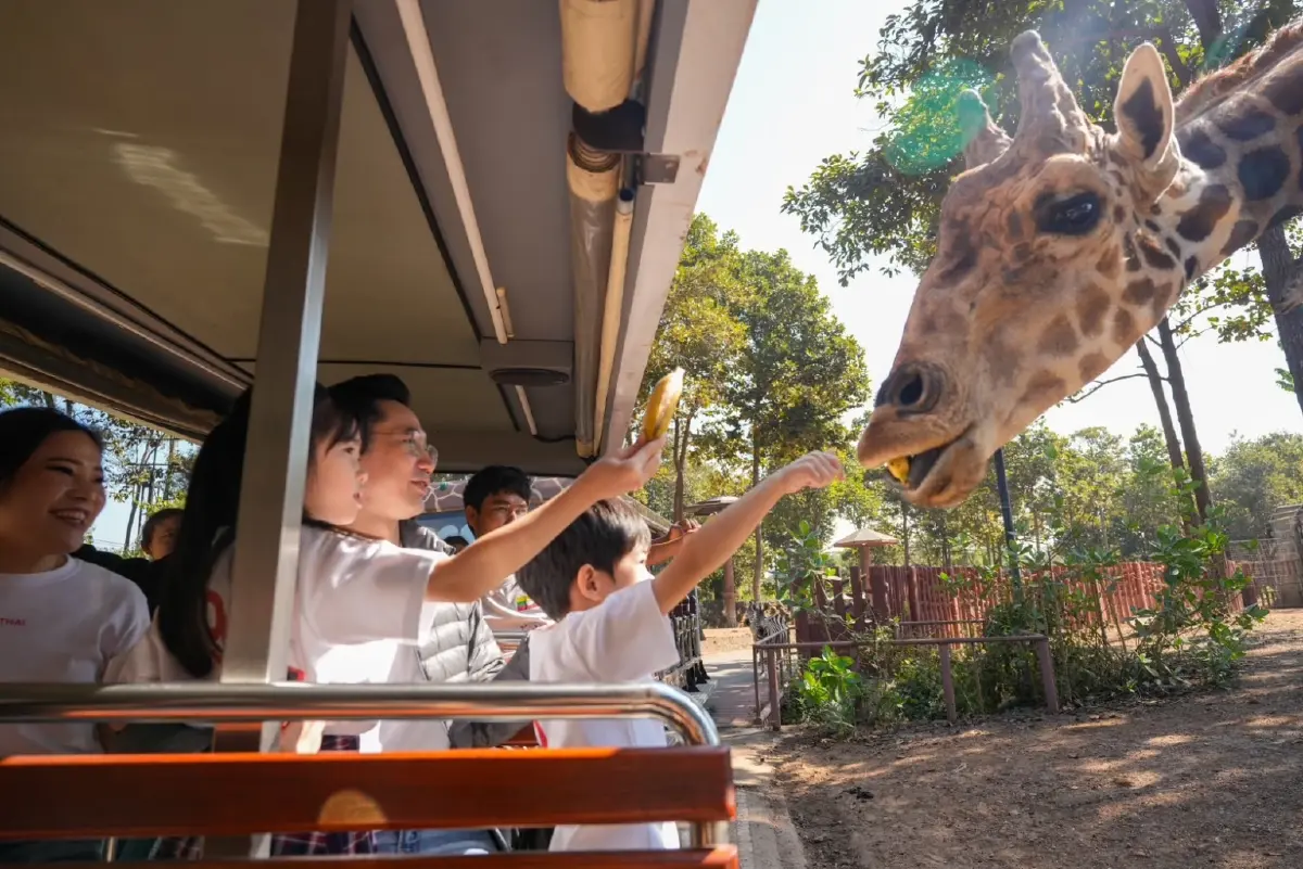 ‘ยศชนัน’ สวมบทพ่อพาลูกเที่ยววันเด็ก ชมสวนสัตว์ไนท์ซาฟารี