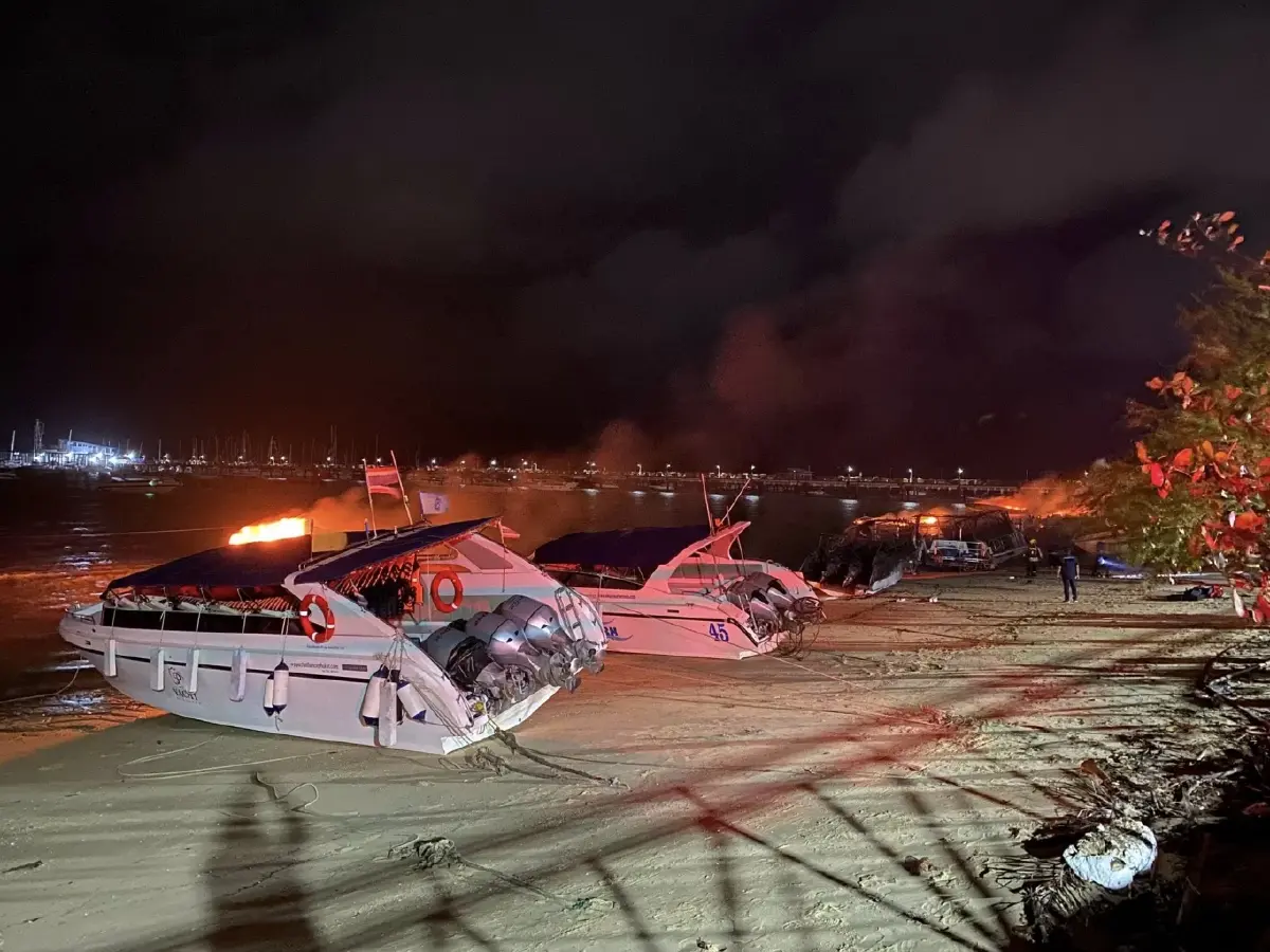 ด่วน เพลิงเผาวินาศอ่าวฉลอง ไฟไหม้เรือสปีดโบ๊ท 10 ลำ คุมเพลิงไม่ได้