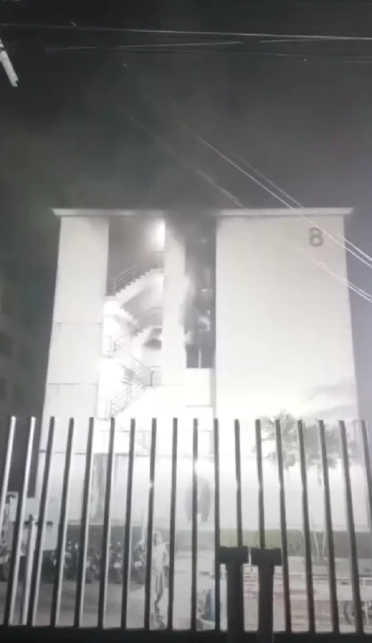 อพยพด่วน ไฟไหม้บ้านเอื้ออาทรลาดกระบัง 2 พบคนติดค้างในตึก บาดเจ็บ