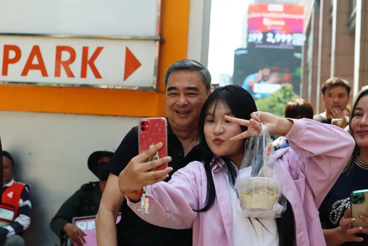 'อภิสิทธิ์' แนะ พรรคการเมือง ประกาศ ทำรธน. ไม่แตะหมวด1 หมวด2