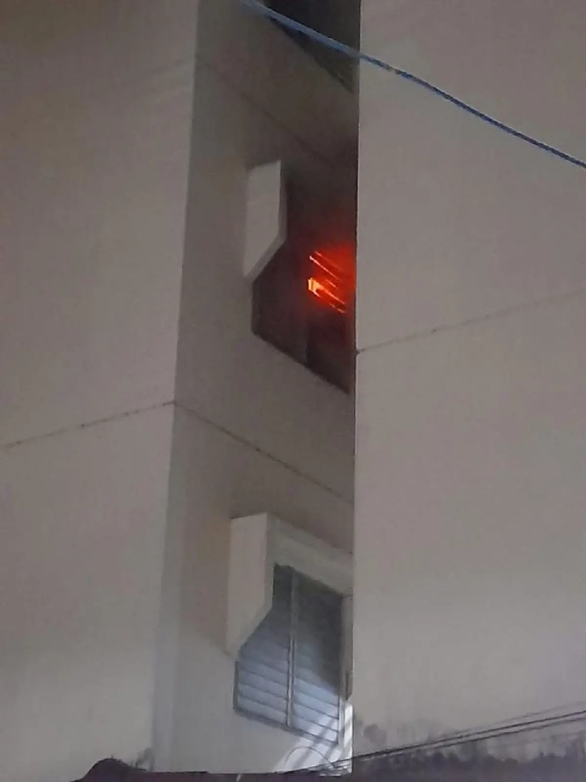 อพยพด่วน ไฟไหม้บ้านเอื้ออาทรลาดกระบัง 2 พบคนติดค้างในตึก บาดเจ็บ