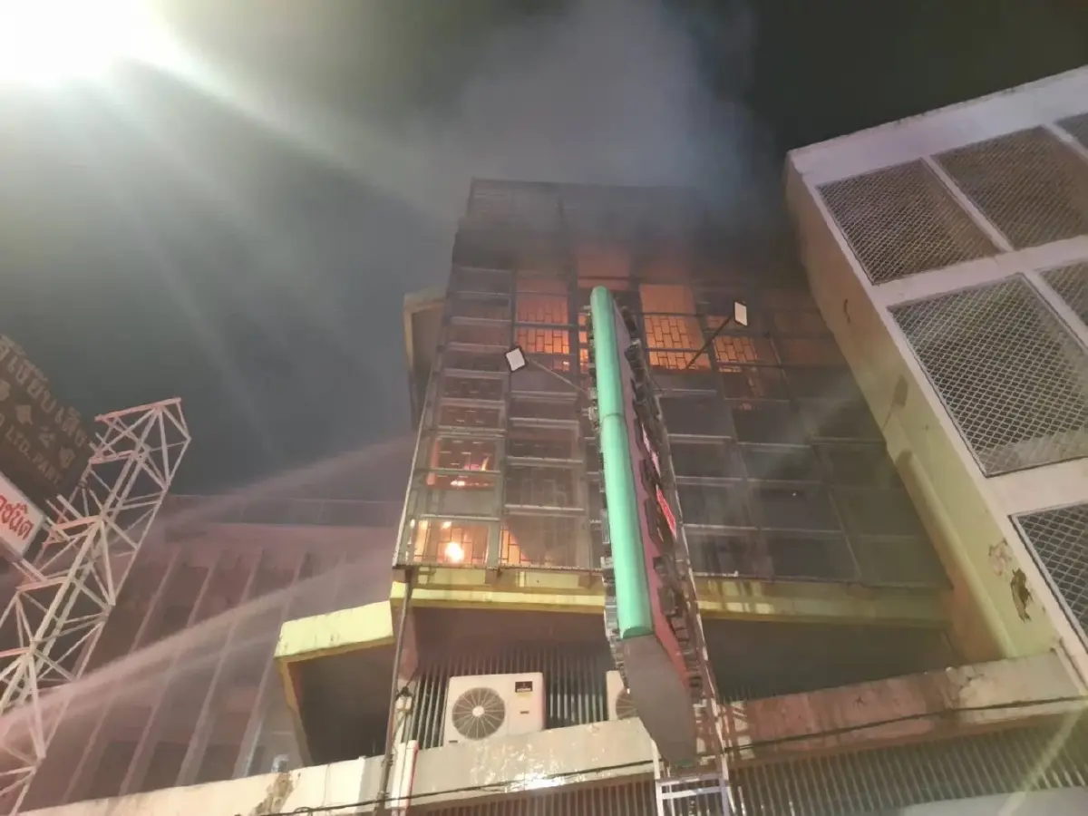 คืบหน้า เหตุด่วน ไฟไหม้ตึก ย่านเยาวราช วอด 3 ชั้น ควันพุ่งท่วมฟ้า