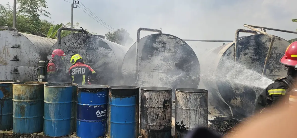 ด่วน หวั่นระเบิด ไฟไหม้ถังน้ำมันใหญ่ ลาดกระบัง ควันดำโขมงเต็มฟ้า