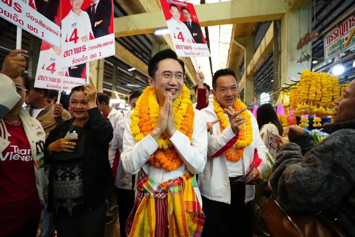 ‘ยศชนัน’ ลุยตลาดสดร้อยเอ็ดช่วย ‘สถาพร’ เจอชาวบ้านหอมแก้ม