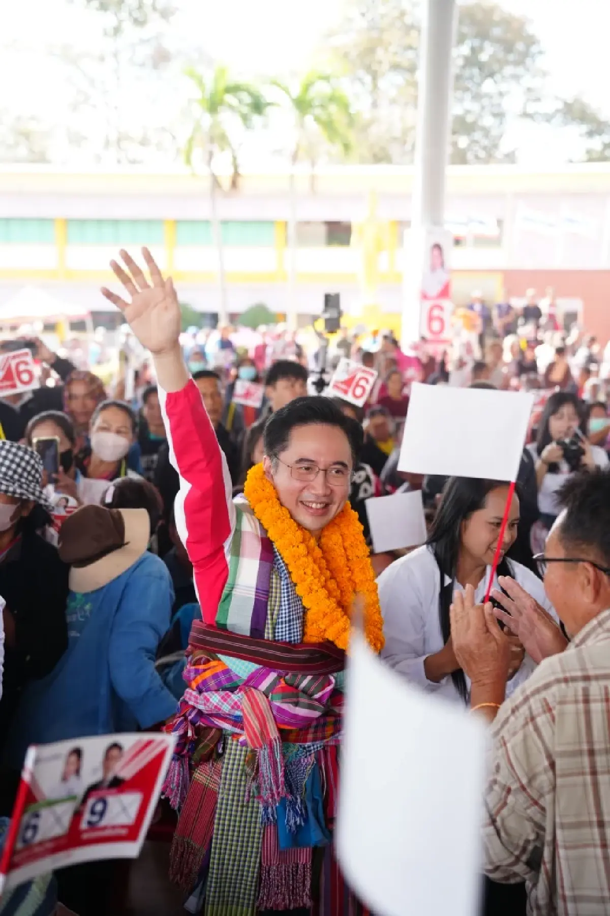 ‘ยศชนัน’ ปราศรัยร้อยเอ็ด ชูแจกเงินล้านวันละ 9 คน จัดระบบภาษี