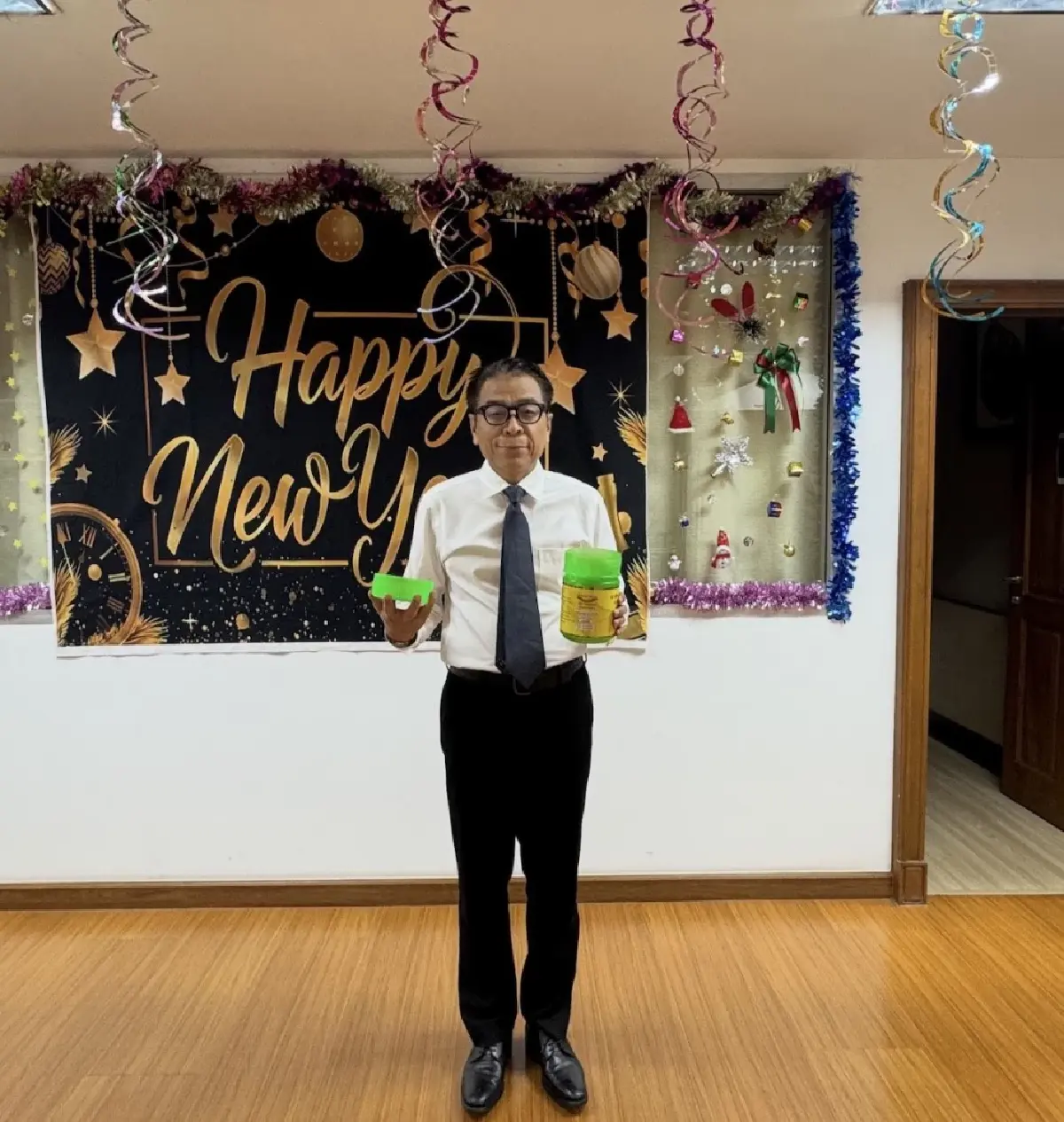 เลขา กกต.โชว์ 'ยาดมยักษ์' รับศึกเลือกตั้ง บอกดมได้ถึง 8 ก.พ.