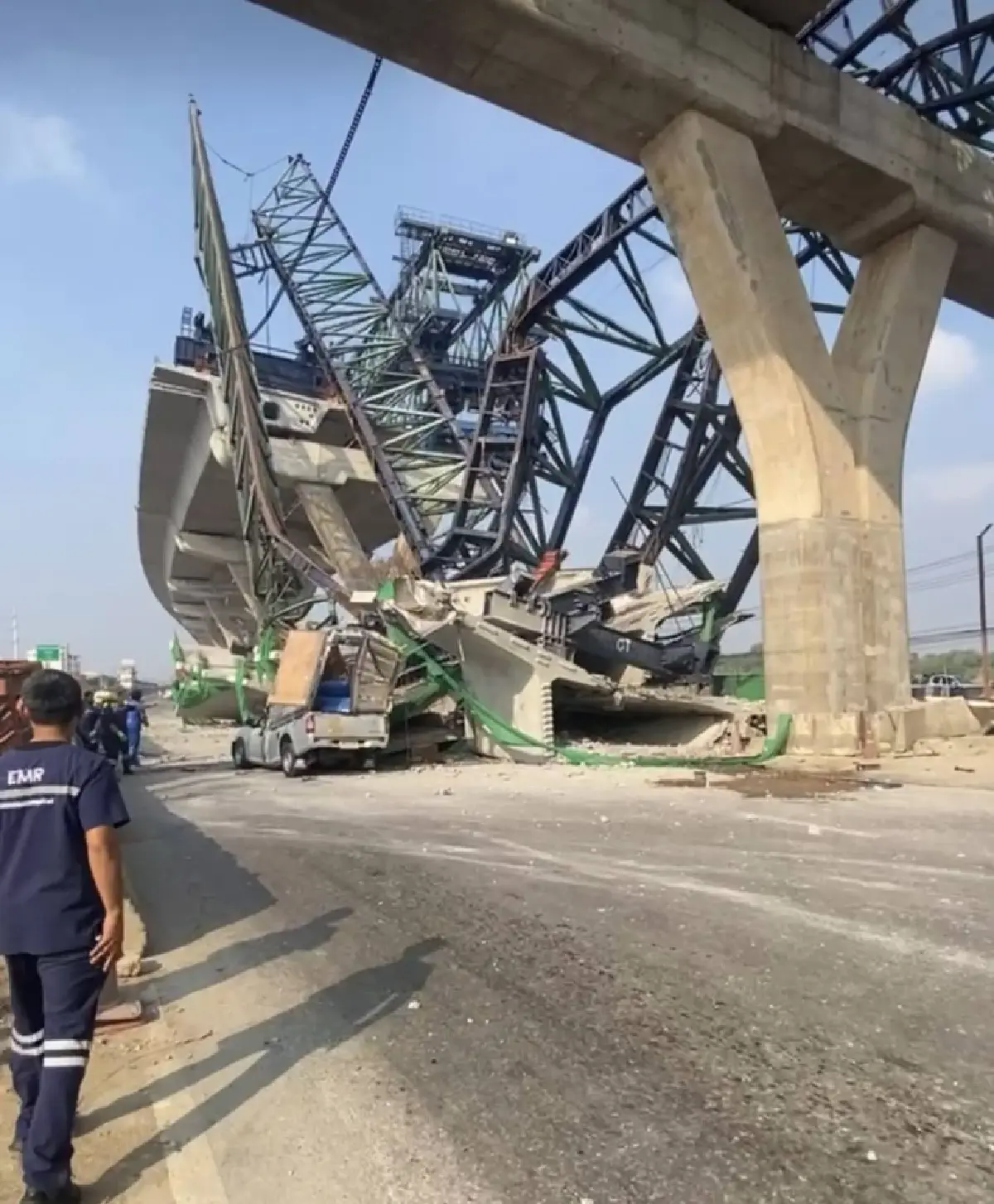 ด่วน! เครนถล่มพระราม 2 สมุทรสาคร ทับเกาะกลางใกล้สะพานท่าจีน ดับ 2