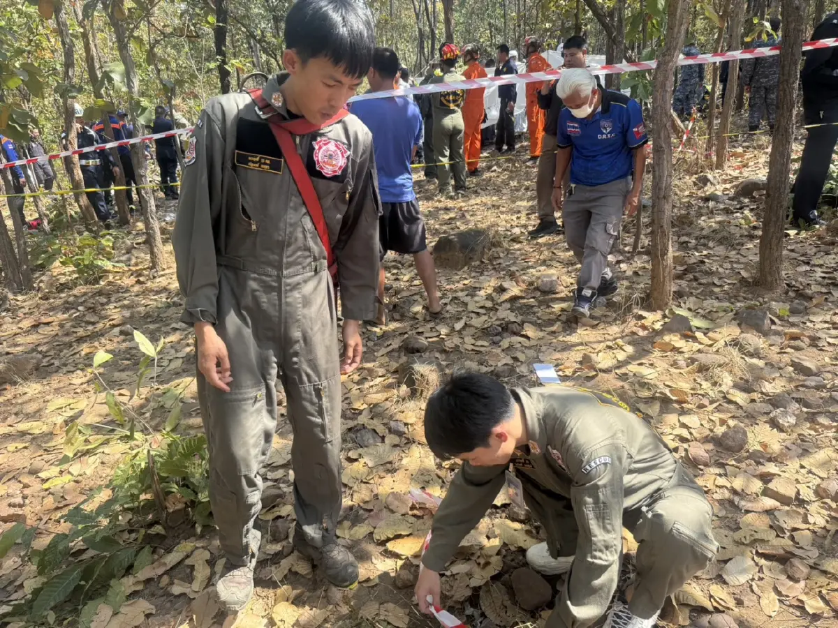 เปิดภาพ เครื่องบิน AT-6 ตก  กู้ภัย เผย ไฟลุกไหม้ทั้งลำ ร่างนักบินติดกับตัวเครื่อง