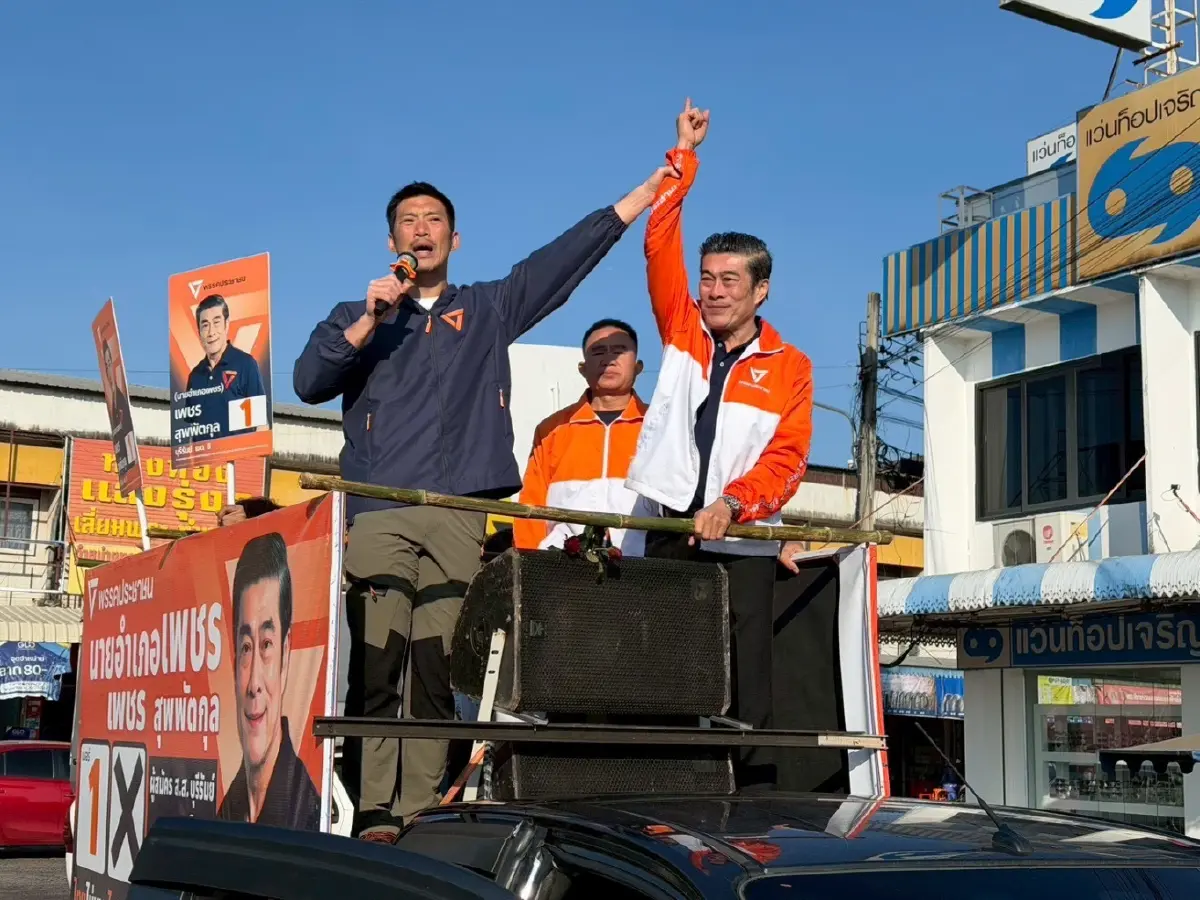 'ธนาธร' อ้อนคนบุรีรัมย์ กา ปชน.รัฐบาล ได้ 'เท้ง' นายกฯ ไม่ใช่ 'หนู'