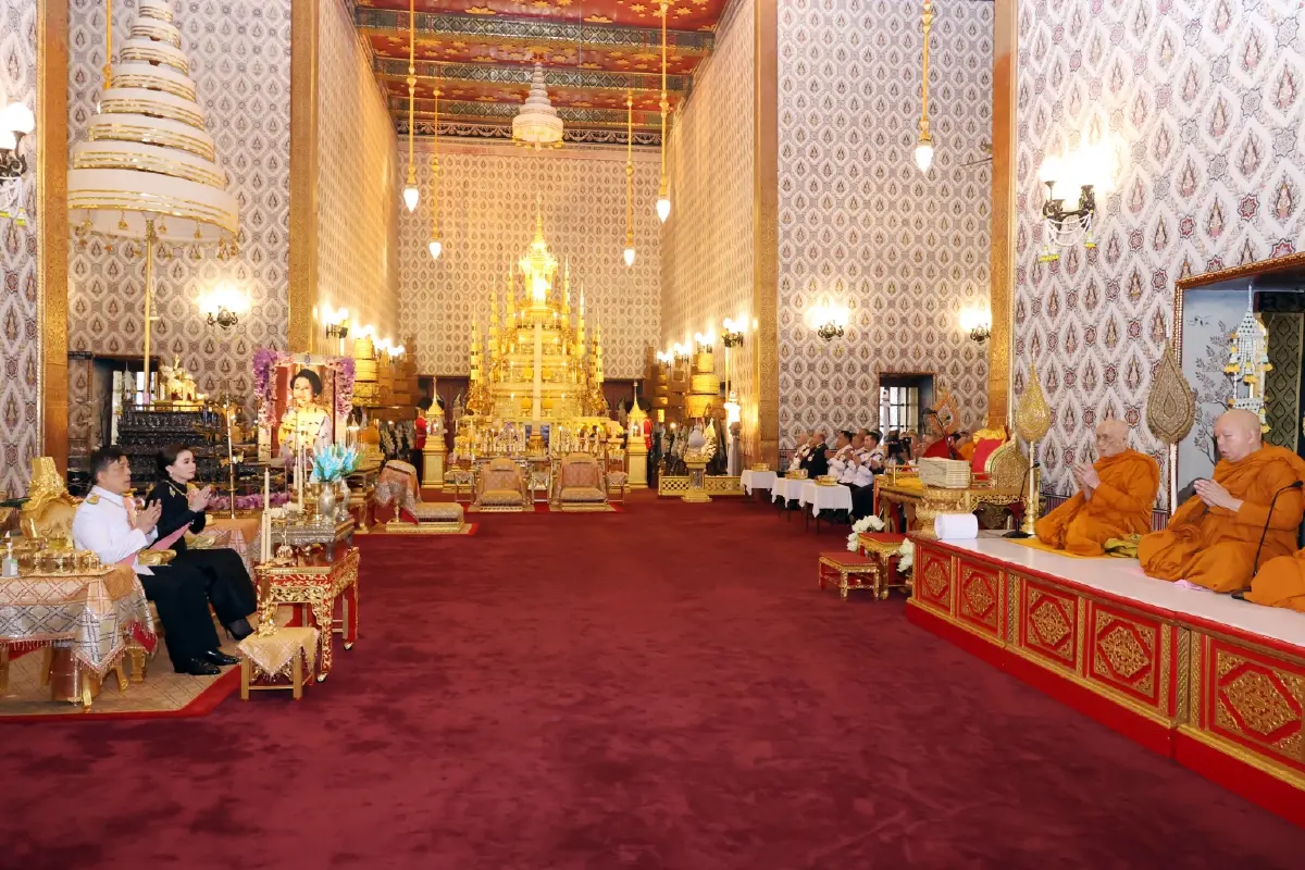 ในหลวง-พระราชินี ทรงบำเพ็ญพระราชกุศลสตมวาร ถวายพระบรมศพ สมเด็จพระพันปีหลวง