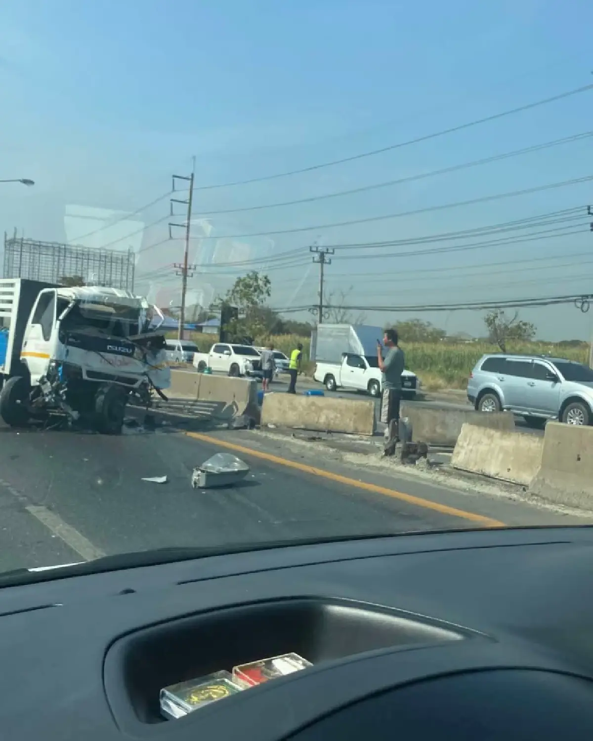 รถแก๊ส พลิกคว่ำ ถนนมิตรภาพ สระบุรี ถังแก๊สตกเกลื่อน เร่งกู้ซาก