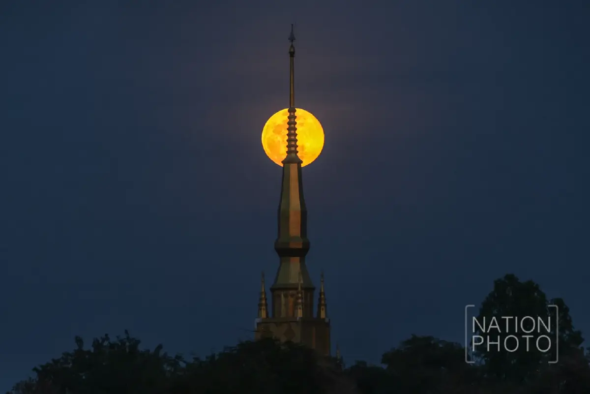 สว่างไสว 'ซูเปอร์วูล์ฟมูน' ดวงจันทร์เต็มดวงครั้งแรกของปี 2569