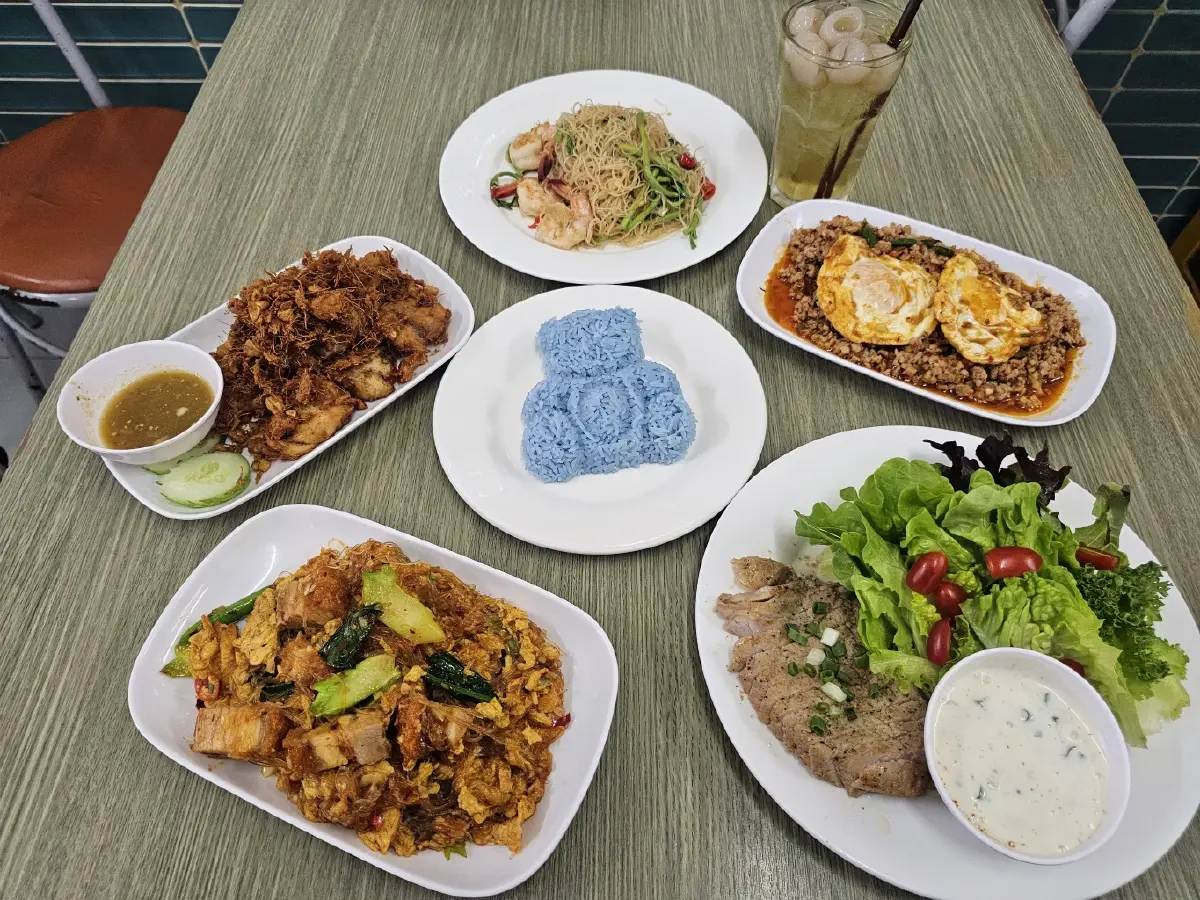 ‘เส้นหมี่ผัดกระเฉดกุ้ง’ ที่ ‘ร้านที.สพูน’ ซอยจุฬาฯ 50 รสชาติถูกใจ