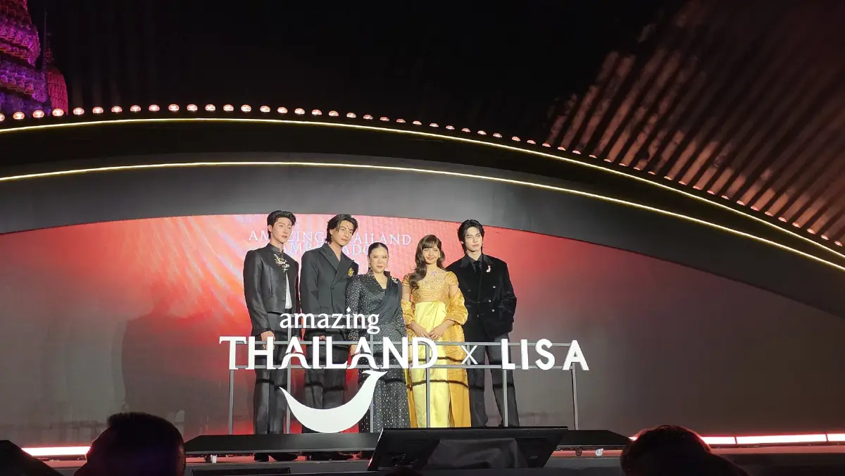 ‘ลิซ่า’ สวยสง่า สะกดสายตาคนทั่วโลก! กับฉากหลัง ‘วัดอรุณฯ’ สุดอลังการ ในงานเปิดตัว Amazing Thailand Ambassador