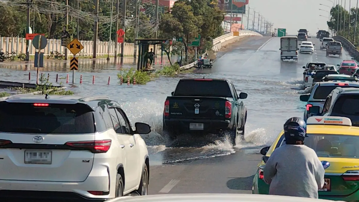 กระทบหนักวันนี้ รถติดมาก น้ำทะเลหนุนสูง ถนนพระราม 2 ขาเข้า กทม.