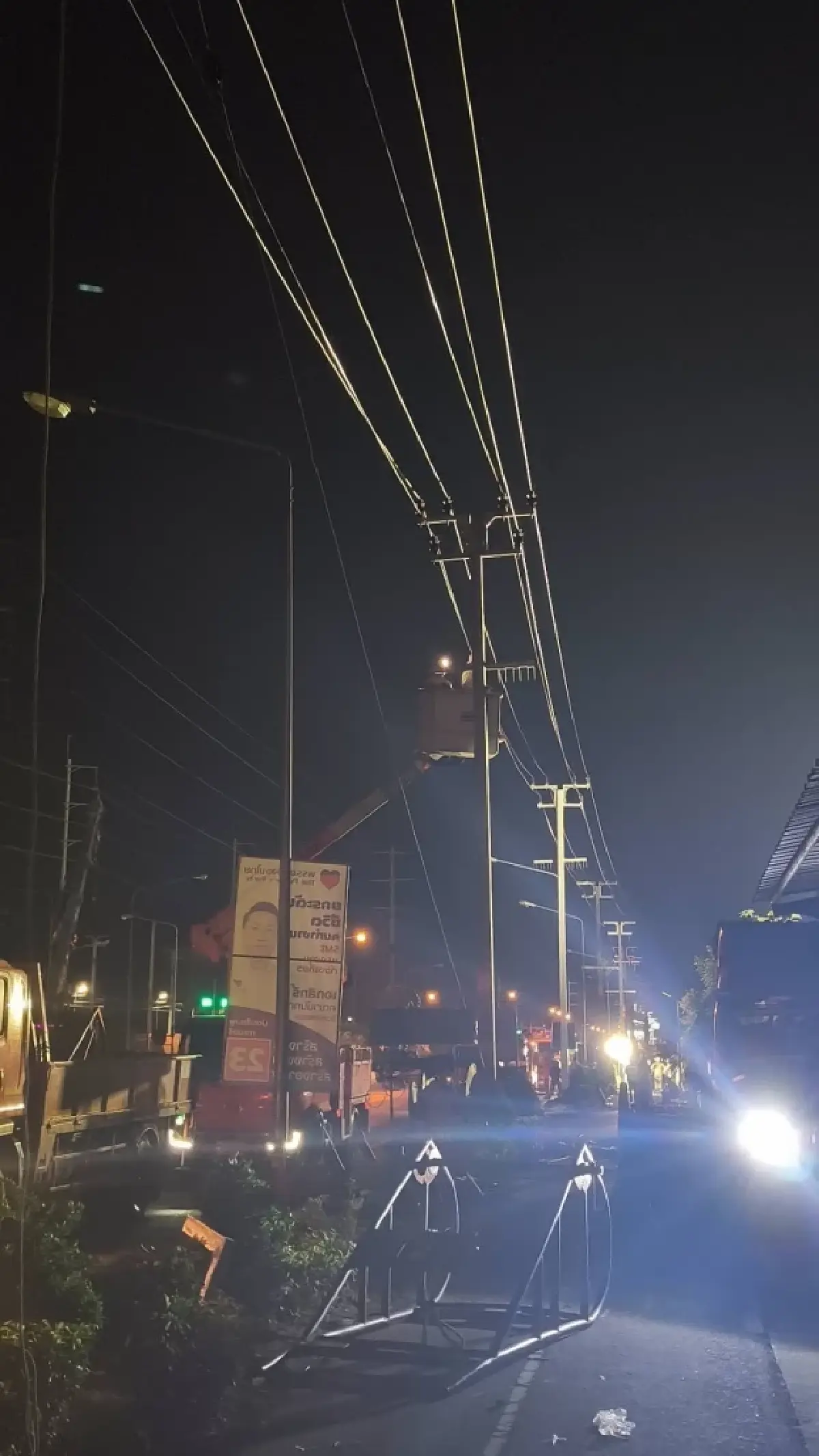 MEA จ่ายไฟครบทุกบ้านแล้ว หลังรถเกี่ยวสายไฟ ทำเสาไฟล้ม 70 ต้น