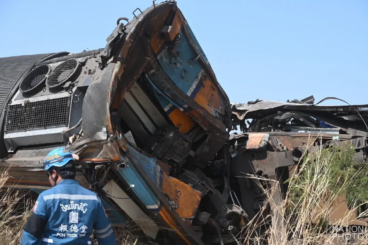 เครนถล่มทับรถไฟที่สีคิ้ว ค้นหาคนตาย-ผู้สูญหาย เปิดภาพล่าสุด