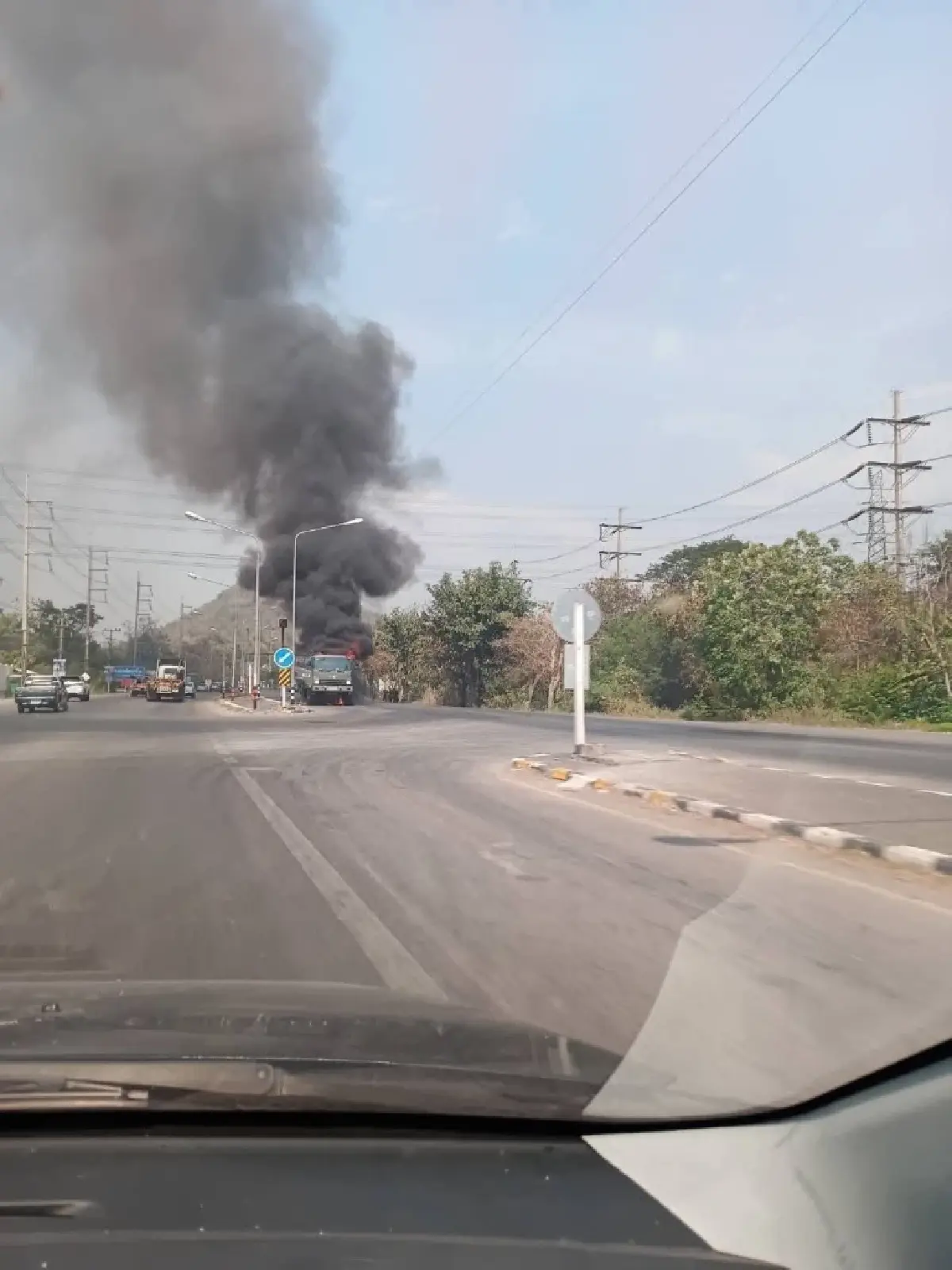 ระทึก  'ไฟไหม้รถทหาร' บนถนนเขาแก่นจันทร์ เมืองราชบุรี