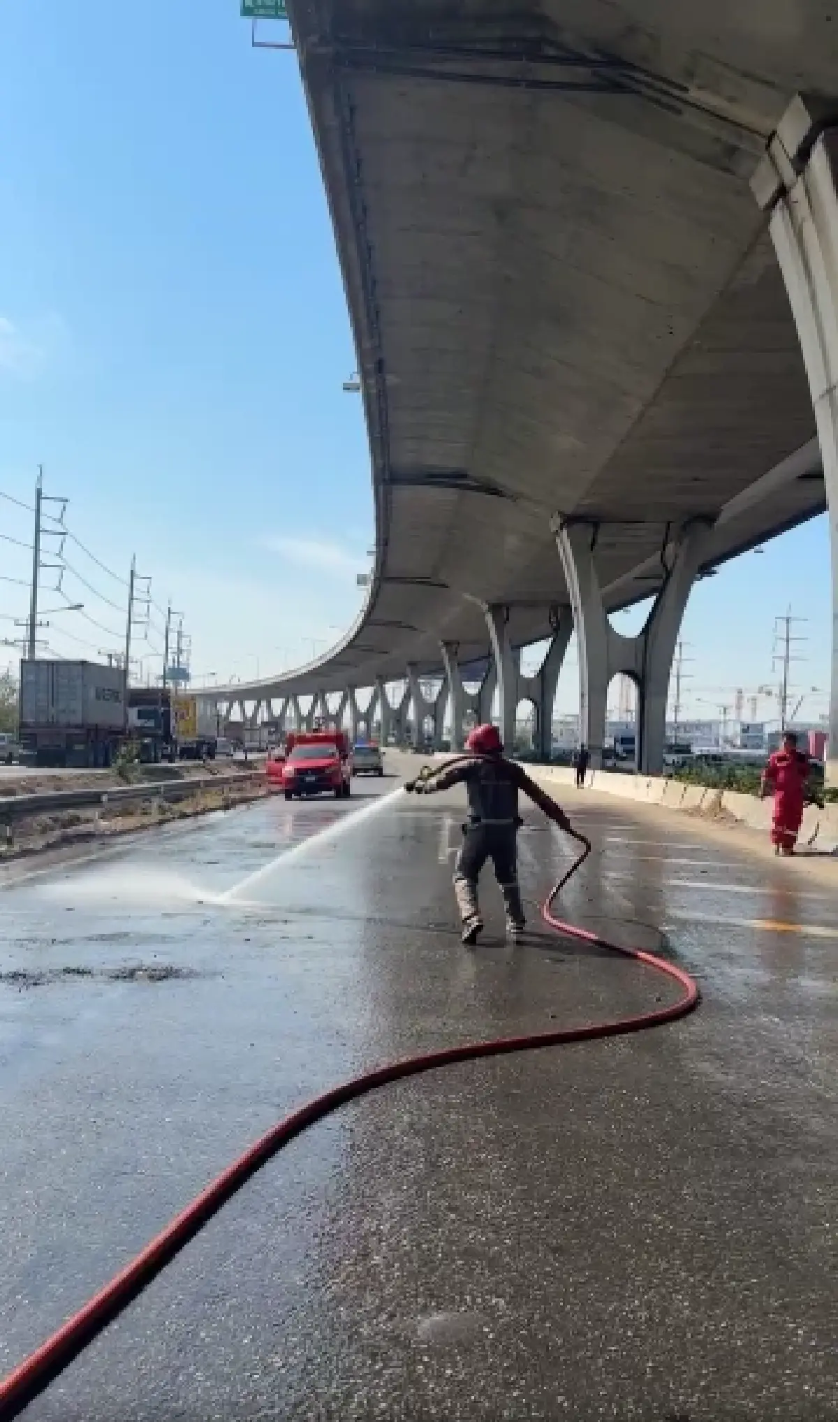 ด่วน ระวังไฟตกใส่รถ ไฟไหม้คานทางด่วนบูรพาวิถี ทำรถติด เข้า ชลบุรี