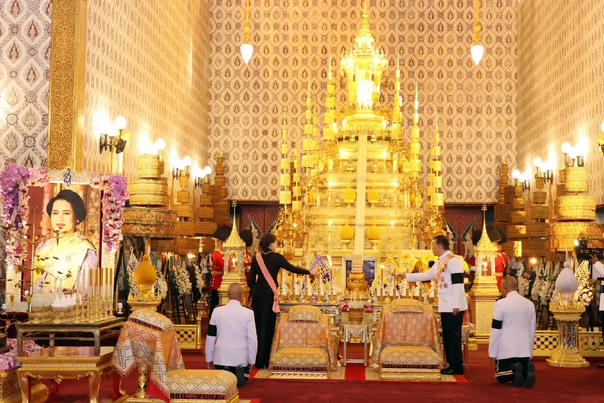 ในหลวง-พระราชินี ทรงบำเพ็ญพระราชกุศลสตมวาร ถวายพระบรมศพ สมเด็จพระพันปีหลวง