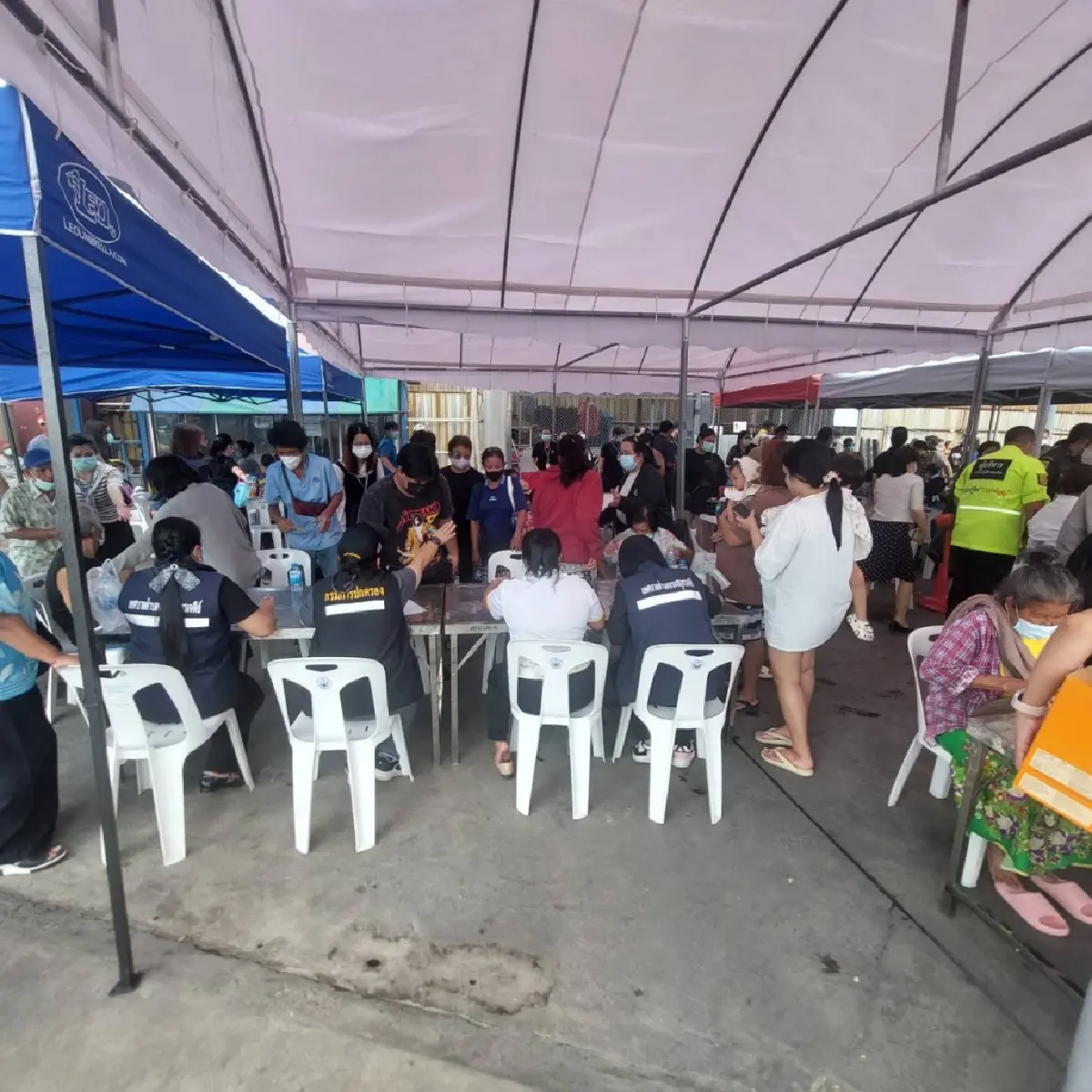 อพยพแล้ว สารเคมีรั่วไหล ตลาดคู่สร้าง สมุทรปราการ กลิ่นเหม็น แสบคอ