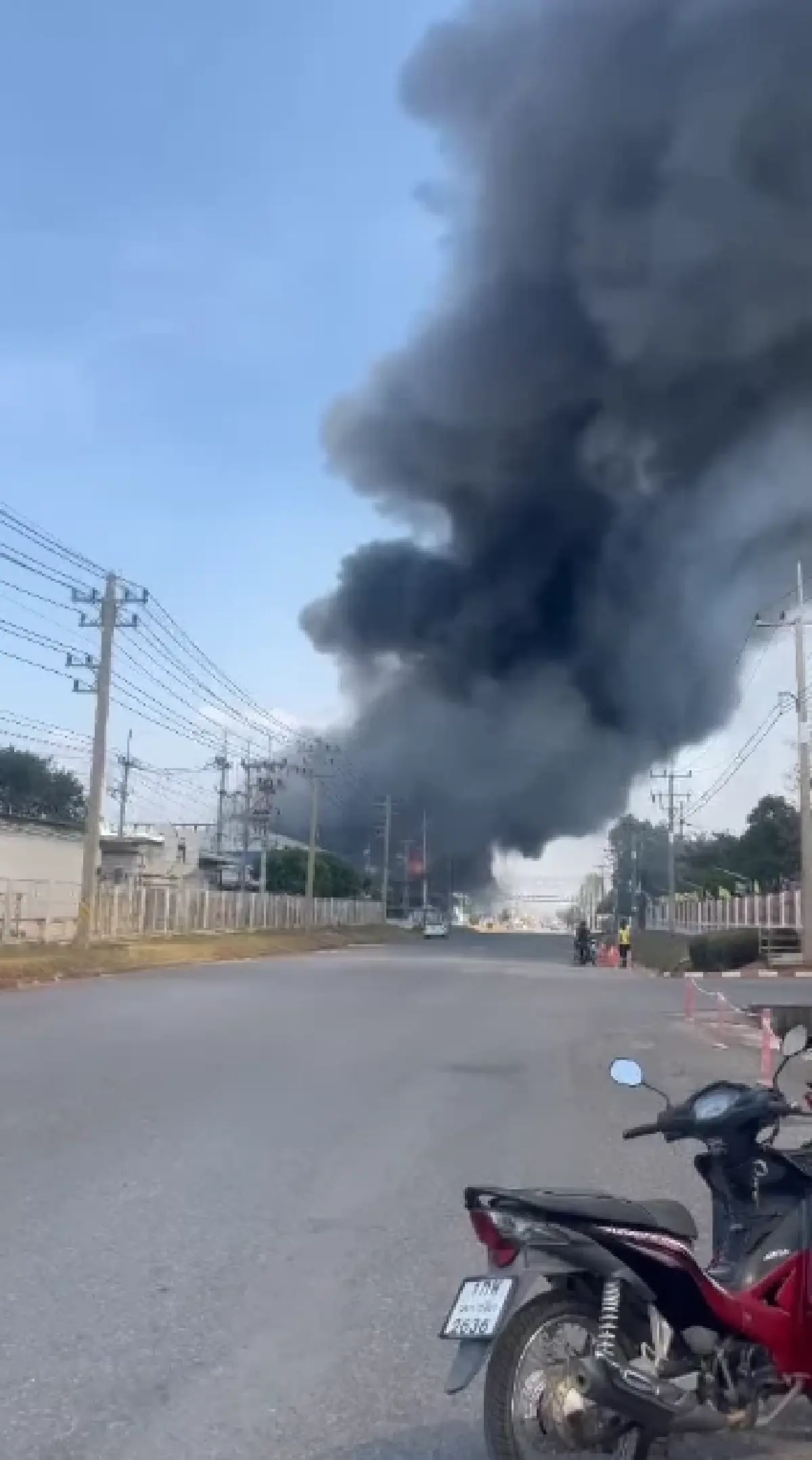 ด่วน! เกิดเหตุ ไฟไหม้โรงงานขนาดใหญ่ เขตอุตสาหกรรมสุรนารี โคราช