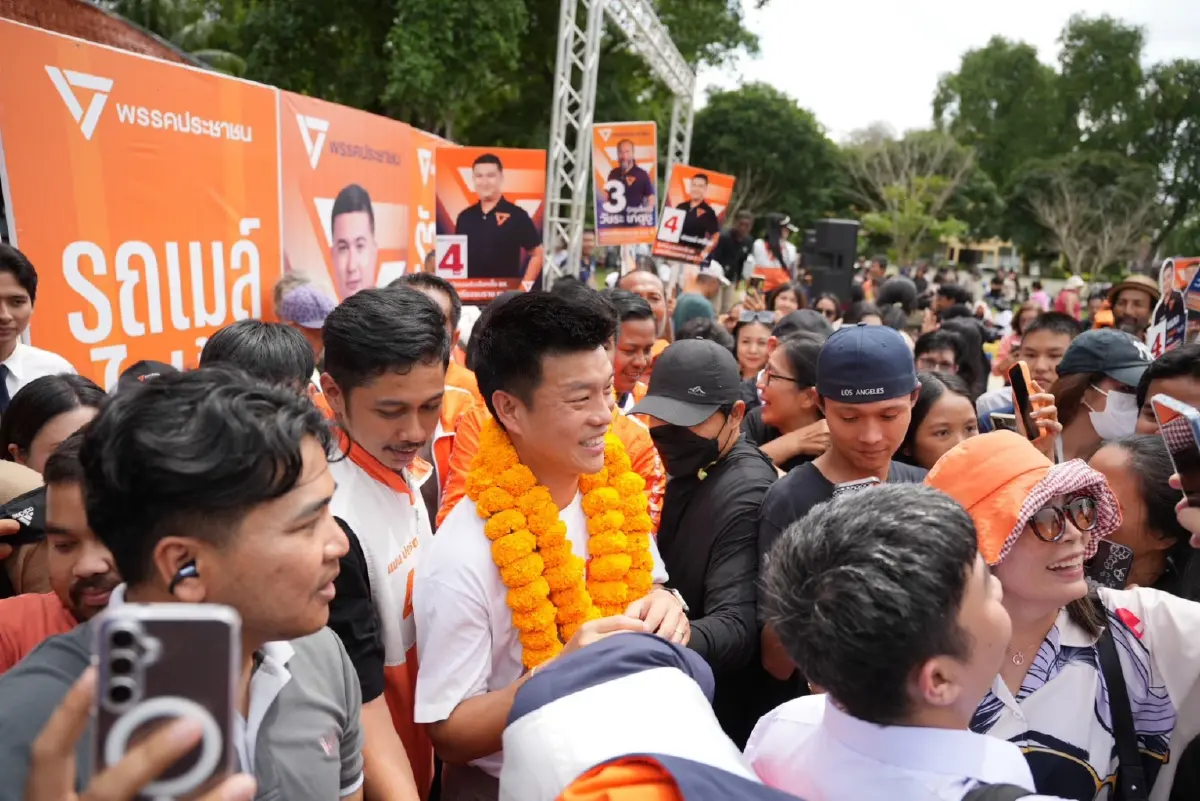 'เท้ง' ปลุกคนนครศรีฯ-กระบี่ อย่าแบ่งใจ กาส้ม 2 ใบ ตั้งรัฐบาล ปชน.