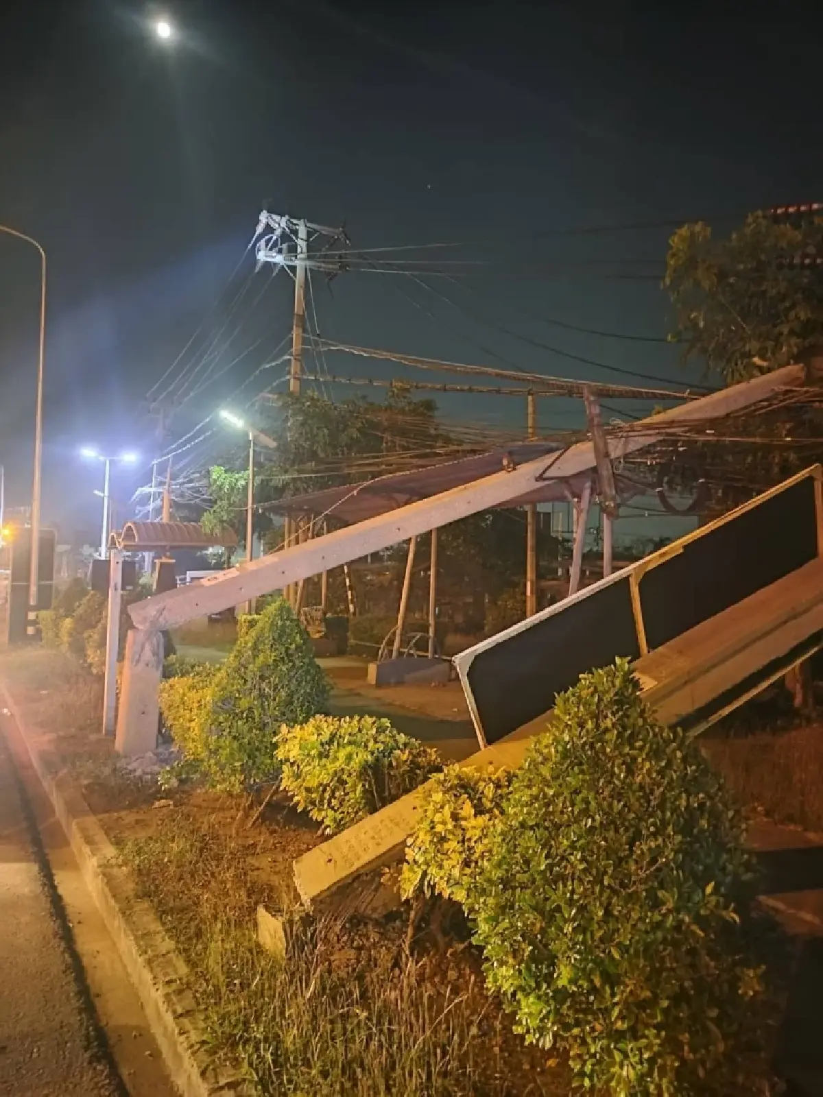 ด่วน! รถพ่วงเกี่ยวสายไฟ เสาไฟล้ม 70 ต้น สมุทรปราการ ไฟดับวงกว้าง