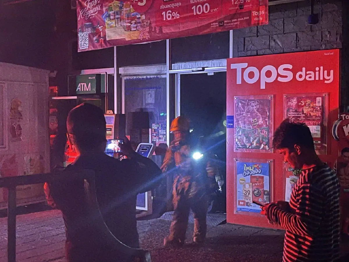 ไฟไหม้ร้านดัง ซูเปอร์มาร์เก็ต ซอยนาคนิวาส 2 ลาดพร้าว ดับเพลิงวุ่น