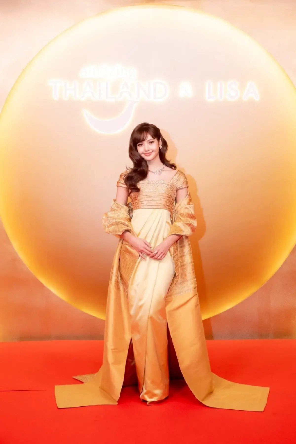 ‘ลิซ่า’ สวยสง่า สะกดสายตาคนทั่วโลก! กับฉากหลัง ‘วัดอรุณฯ’ สุดอลังการ ในงานเปิดตัว Amazing Thailand Ambassador