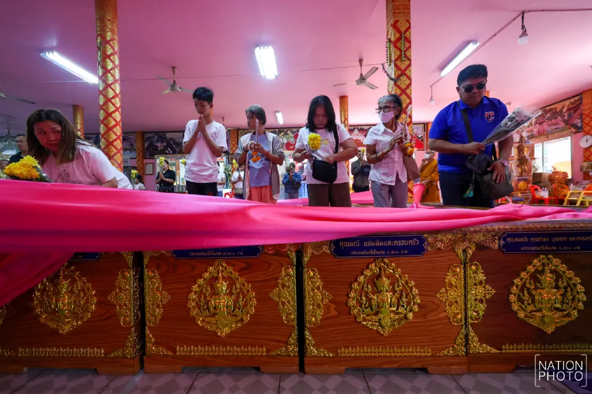 ปีใหม่ 2569 แห่แก้เคล็ด นอนโลงศพ ตายแล้วเกิดใหม่ ล้างซวย เสริมดวง