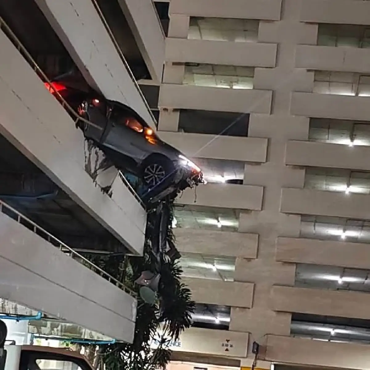 ระทึก! รถพุ่งทะลุกำแพง ลานจอดรถพระราม 4 ค้างกลางอากาศ หวิดตกตึก