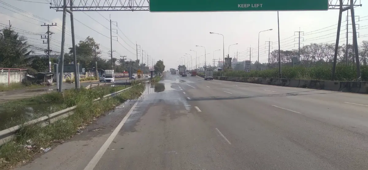 น้ำท่วมแล้ว 1 เลน น้ำทะเลหนุนสูง ถนนพระราม 2 ขาเข้า กทม. ระวังรถติด