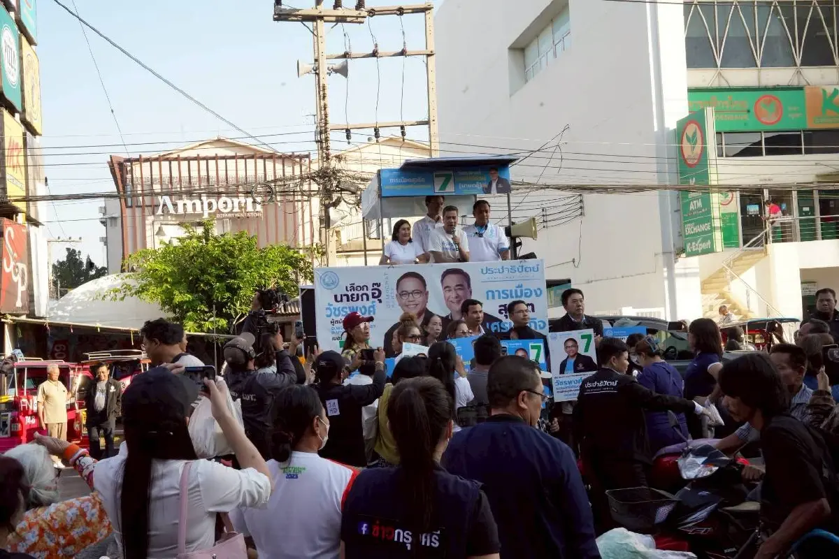 'ปชป.' ขนฟูลทีม บุกตลาดเจ้าพรหม อยุธยา ชูกระจายอำนาจพัฒนาพื้นที่