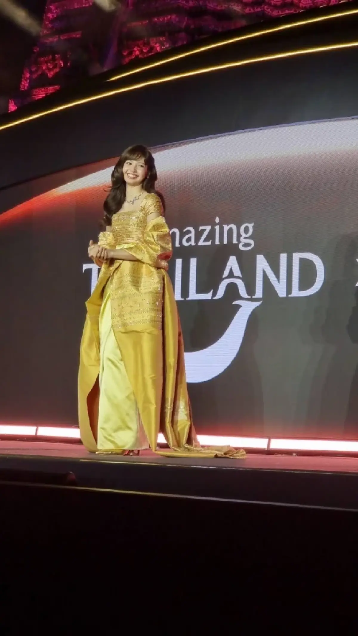 ‘ลิซ่า’ สวยสง่า สะกดสายตาคนทั่วโลก! กับฉากหลัง ‘วัดอรุณฯ’ สุดอลังการ ในงานเปิดตัว Amazing Thailand Ambassador