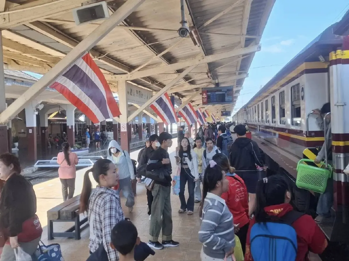 สถานีรถไฟคึกคัก ปชช.ทยอยกลับกรุงเทพฯ หลังหยุดยาวปีใหม่ รฟท. จัดรถเสริม 4 ขบวน